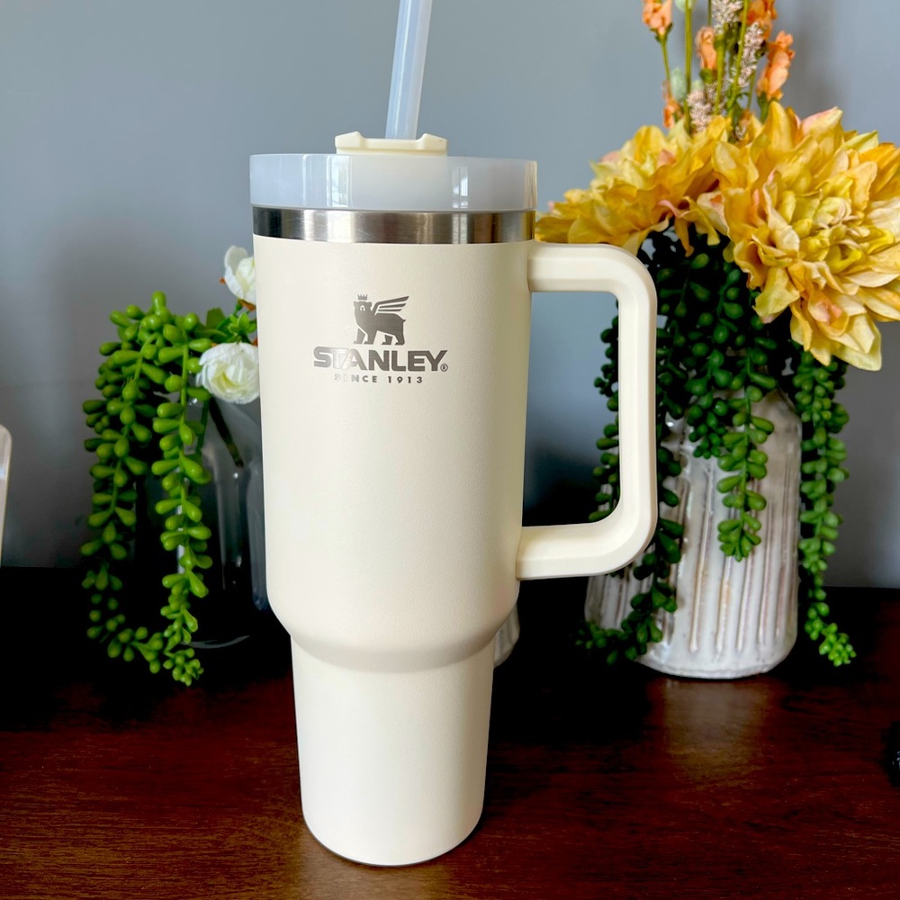 BNIB Stanley 40oz Quencher - Cream